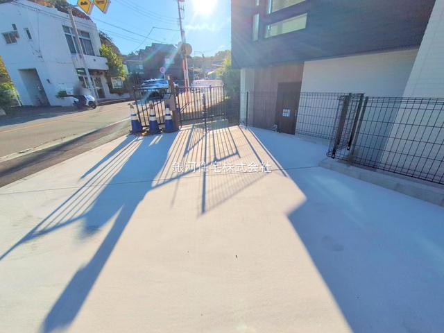 G00336275 神奈川県鎌倉市大町２丁目 新築一戸建て 6180万円 土地面積115.07m² (約34.80坪) 建物面積101.05m² (約30.56坪) 間取り４ＬＤＫ 築年月2024年07月(築１年以内)【外観11】