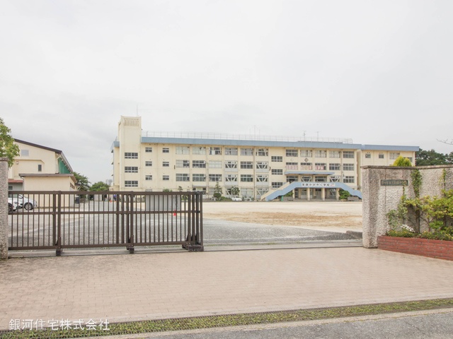 G00351148 千葉県市川市本北方２丁目 新築一戸建て 3790万円 土地面積115.88m² (約35.05坪) 建物面積97.29m² (約29.43坪) 間取り４ＬＤＫ 築年月2024年10月(築１年以内)【周辺環境】市川市立下貝塚中学校