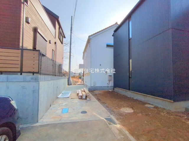 G00357324 東京都町田市相原町 新築一戸建て 4180万円 土地面積142.40m² (約43.07坪) 建物面積100.79m² (約30.48坪) 間取り４ＬＤＫ 築年月2025年03月(築１年以内)【外観2】