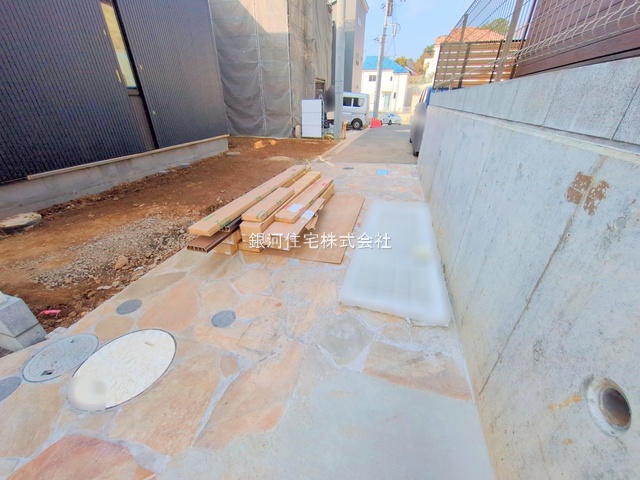 G00357324 東京都町田市相原町 新築一戸建て 4180万円 土地面積142.40m² (約43.07坪) 建物面積100.79m² (約30.48坪) 間取り４ＬＤＫ 築年月2025年03月(築１年以内)【外観6】