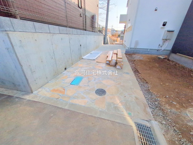 G00357324 東京都町田市相原町 新築一戸建て 4180万円 土地面積142.40m² (約43.07坪) 建物面積100.79m² (約30.48坪) 間取り４ＬＤＫ 築年月2025年03月(築１年以内)【外観7】