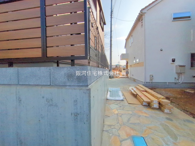 G00357324 東京都町田市相原町 新築一戸建て 4180万円 土地面積142.40m² (約43.07坪) 建物面積100.79m² (約30.48坪) 間取り４ＬＤＫ 築年月2025年03月(築１年以内)【外観11】