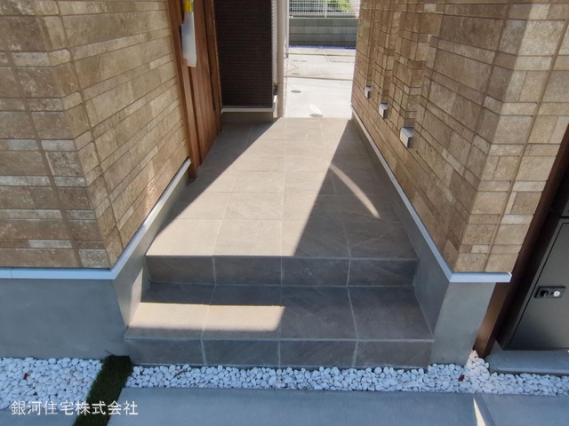 G00358290 神奈川県横浜市青葉区あかね台１丁目 新築一戸建て 6880万円 土地面積146.91m² (約44.44坪) 建物面積101.14m² (約30.59坪) 間取り４ＬＤＫ 築年月2025年04月(築１年以内)【外観5】