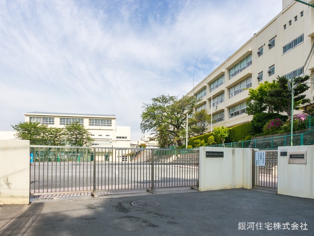 G00358290 神奈川県横浜市青葉区あかね台１丁目 新築一戸建て 6880万円 土地面積146.91m² (約44.44坪) 建物面積101.14m² (約30.59坪) 間取り４ＬＤＫ 築年月2025年04月(築１年以内)【周辺環境】横浜市立田奈小学校