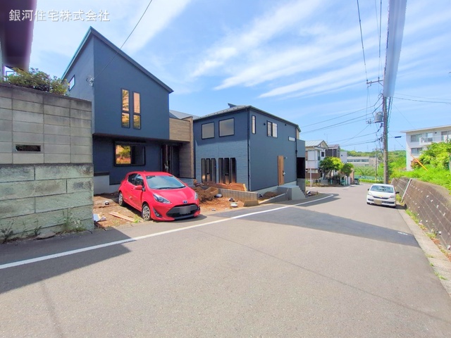 G00360268 東京都町田市鶴川４丁目 新築一戸建て 4780万円 土地面積120.97m² (約36.59坪) 建物面積101.64m² (約30.74坪) 築年月2025年05月(築１年以内)【外観10】