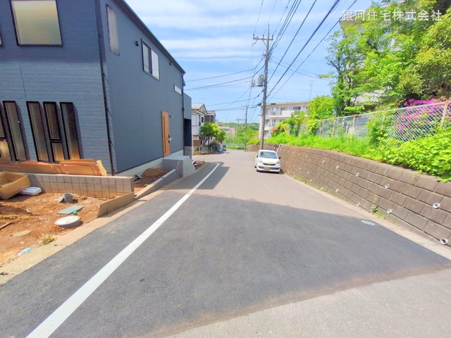 G00360268 東京都町田市鶴川４丁目 新築一戸建て 4780万円 土地面積120.97m² (約36.59坪) 建物面積101.64m² (約30.74坪) 築年月2025年05月(築１年以内)【外観11】