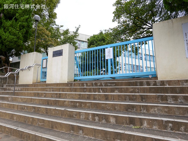 G00360268 東京都町田市鶴川４丁目 新築一戸建て 4780万円 土地面積120.97m² (約36.59坪) 建物面積101.64m² (約30.74坪) 築年月2025年05月(築１年以内)【周辺環境】町田市立鶴川第四小学校