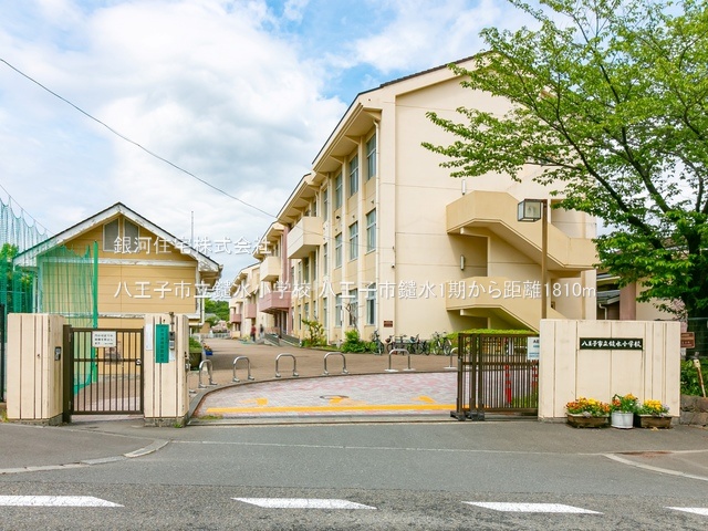 G00360404 東京都八王子市鑓水２丁目 新築一戸建て 3699万円 土地面積125.08m² (約37.83坪) 建物面積99.36m² (約30.05坪) 間取り４ＬＤＫ 築年月2025年03月(築１年以内)【周辺環境】八王子市立鑓水小学校