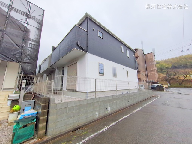 G00360407 東京都八王子市鑓水２丁目 新築一戸建て 4499万円 土地面積121.47m² (約36.74坪) 建物面積97.02m² (約29.34坪) 間取り４ＬＤＫ 築年月2025年04月【外観11】