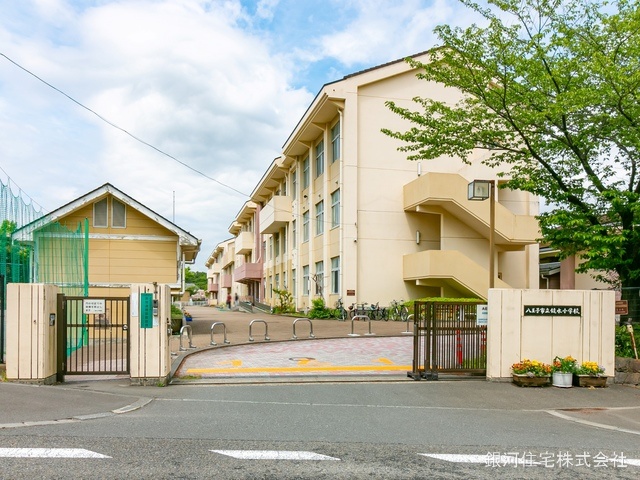 G00360407 東京都八王子市鑓水２丁目 新築一戸建て 4499万円 土地面積121.47m² (約36.74坪) 建物面積97.02m² (約29.34坪) 間取り４ＬＤＫ 築年月2025年04月【周辺環境】八王子市立鑓水小学校