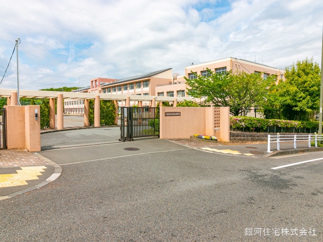 G00360407 東京都八王子市鑓水２丁目 新築一戸建て 4499万円 土地面積121.47m² (約36.74坪) 建物面積97.02m² (約29.34坪) 間取り４ＬＤＫ 築年月2025年04月【周辺環境】八王子市立鑓水中学校