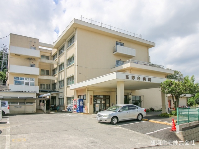 G00360407 東京都八王子市鑓水２丁目 新築一戸建て 4499万円 土地面積121.47m² (約36.74坪) 建物面積97.02m² (約29.34坪) 間取り４ＬＤＫ 築年月2025年04月【周辺環境】北野台病院