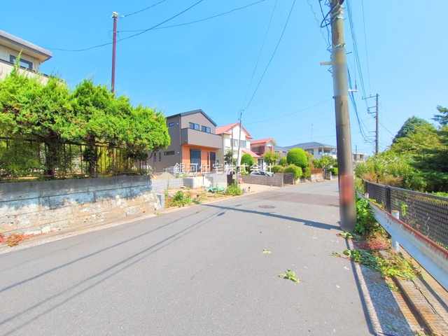 G00360494 神奈川県横須賀市湘南鷹取１丁目 新築一戸建て 4690万円 土地面積142.99m² (約43.25坪) 建物面積97.20m² (約29.40坪) 間取り３ＬＤＫ 築年月2025年10月【外観3】
