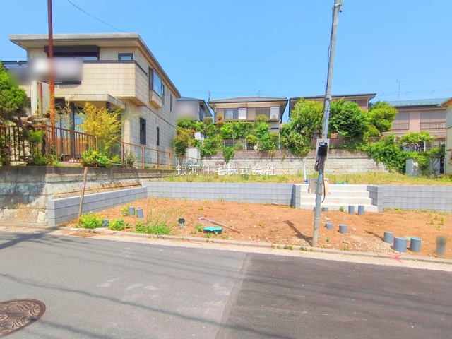 G00360494 神奈川県横須賀市湘南鷹取１丁目 新築一戸建て 4690万円 土地面積142.99m² (約43.25坪) 建物面積97.20m² (約29.40坪) 間取り３ＬＤＫ 築年月2025年10月【外観4】