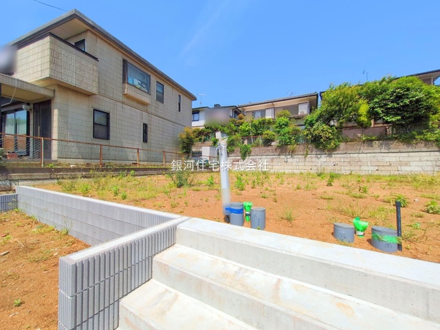 G00360494 神奈川県横須賀市湘南鷹取１丁目 新築一戸建て 4690万円 土地面積142.99m² (約43.25坪) 建物面積97.20m² (約29.40坪) 間取り３ＬＤＫ 築年月2025年10月【外観5】