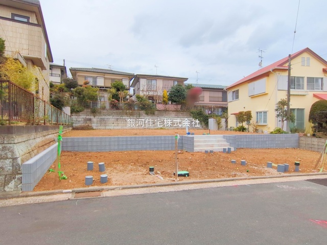 G00360494 神奈川県横須賀市湘南鷹取１丁目 新築一戸建て 4690万円 土地面積142.99m² (約43.25坪) 建物面積97.20m² (約29.40坪) 間取り３ＬＤＫ 築年月2025年10月【外観7】