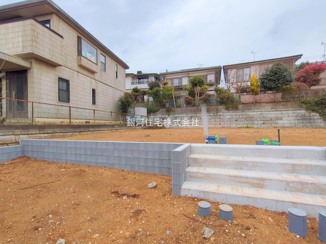 G00360494 神奈川県横須賀市湘南鷹取１丁目 新築一戸建て 4690万円 土地面積142.99m² (約43.25坪) 建物面積97.20m² (約29.40坪) 間取り３ＬＤＫ 築年月2025年10月【外観8】