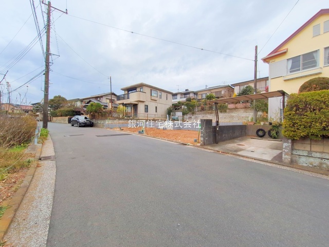 G00360494 神奈川県横須賀市湘南鷹取１丁目 新築一戸建て 4690万円 土地面積142.99m² (約43.25坪) 建物面積97.20m² (約29.40坪) 間取り３ＬＤＫ 築年月2025年10月【外観9】