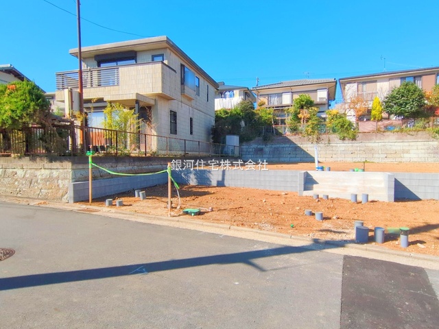 G00360494 神奈川県横須賀市湘南鷹取１丁目 新築一戸建て 4690万円 土地面積142.99m² (約43.25坪) 建物面積97.20m² (約29.40坪) 間取り３ＬＤＫ 築年月2025年10月【外観10】