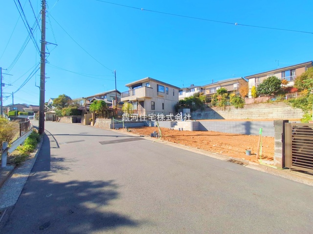 G00360494 神奈川県横須賀市湘南鷹取１丁目 新築一戸建て 4690万円 土地面積142.99m² (約43.25坪) 建物面積97.20m² (約29.40坪) 間取り３ＬＤＫ 築年月2025年10月【外観12】