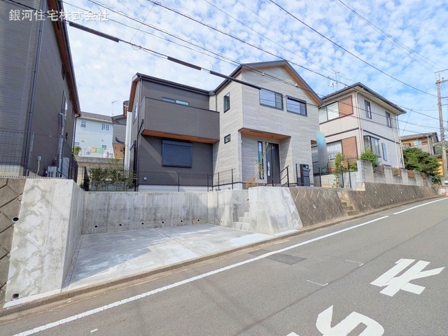 G00360597 東京都多摩市連光寺6丁目 新築一戸建て 5280万円 土地面積146.85m² (約44.42坪) 建物面積104.54m² (約31.62坪) 間取り3LDK 築年月2024年09月(築1年以内)