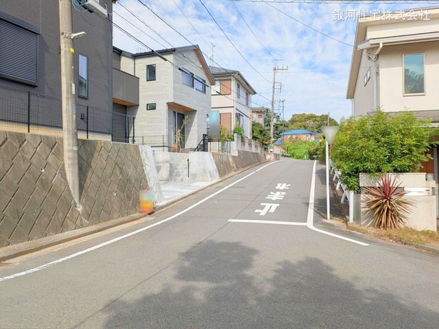 G00360597 東京都多摩市連光寺６丁目 新築一戸建て 5280万円 土地面積146.85m² (約44.42坪) 建物面積104.54m² (約31.62坪) 間取り３ＬＤＫ 築年月2024年09月(築１年以内)【外観3】