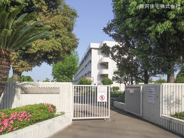 G00360597 東京都多摩市連光寺６丁目 新築一戸建て 5280万円 土地面積146.85m² (約44.42坪) 建物面積104.54m² (約31.62坪) 間取り３ＬＤＫ 築年月2024年09月(築１年以内)【周辺環境】多摩市立聖ヶ丘小学校