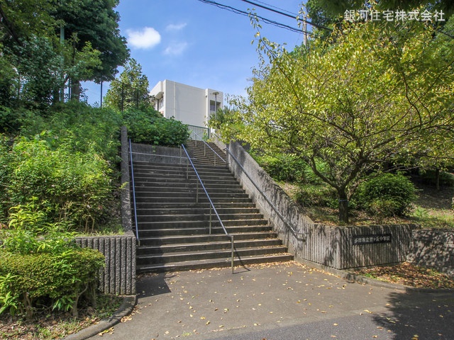 G00360597 東京都多摩市連光寺６丁目 新築一戸建て 5280万円 土地面積146.85m² (約44.42坪) 建物面積104.54m² (約31.62坪) 間取り３ＬＤＫ 築年月2024年09月(築１年以内)【周辺環境】多摩市立聖ヶ丘中学校