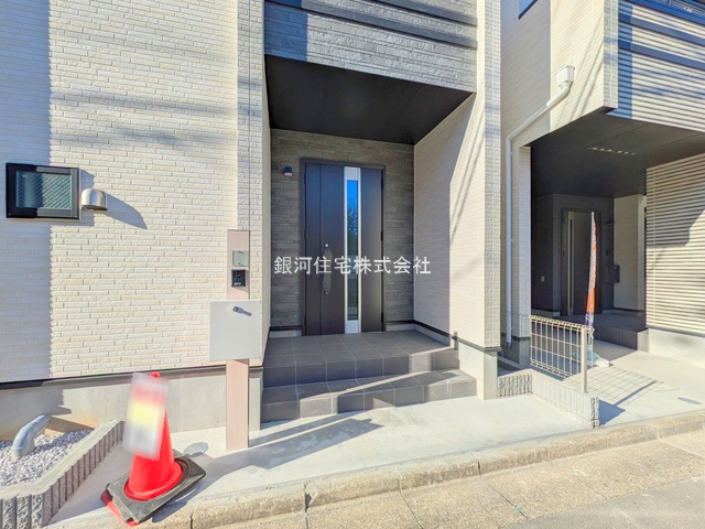 G00364940 東京都練馬区東大泉２丁目 新築一戸建て 6990万円 土地面積80.74m² (約24.42坪) 建物面積89.01m² (約26.92坪) 間取り３ＳＬＤＫ 築年月2024年11月(築１年以内)【外観4】