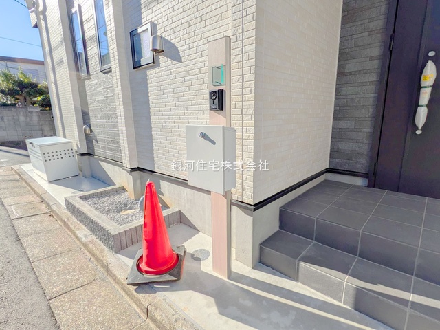 G00364940 東京都練馬区東大泉２丁目 新築一戸建て 6990万円 土地面積80.74m² (約24.42坪) 建物面積89.01m² (約26.92坪) 間取り３ＳＬＤＫ 築年月2024年11月(築１年以内)【外観6】