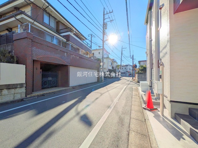 G00364940 東京都練馬区東大泉２丁目 新築一戸建て 6990万円 土地面積80.74m² (約24.42坪) 建物面積89.01m² (約26.92坪) 間取り３ＳＬＤＫ 築年月2024年11月(築１年以内)【外観8】