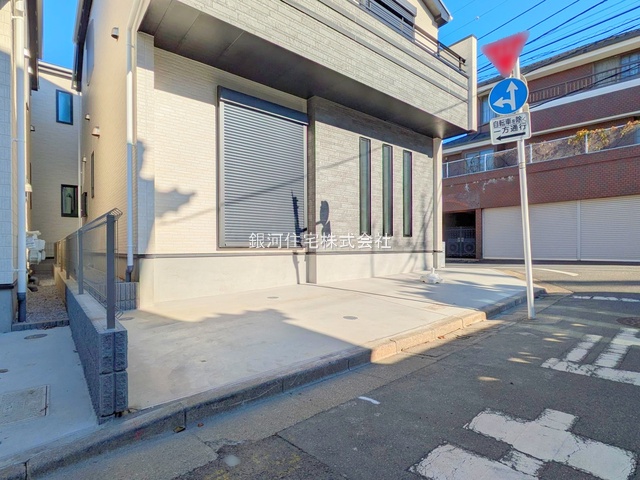 G00364940 東京都練馬区東大泉２丁目 新築一戸建て 6990万円 土地面積80.74m² (約24.42坪) 建物面積89.01m² (約26.92坪) 間取り３ＳＬＤＫ 築年月2024年11月(築１年以内)【外観15】