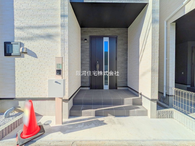 G00364940 東京都練馬区東大泉２丁目 新築一戸建て 6990万円 土地面積80.74m² (約24.42坪) 建物面積89.01m² (約26.92坪) 間取り３ＳＬＤＫ 築年月2024年11月(築１年以内)【外観18】