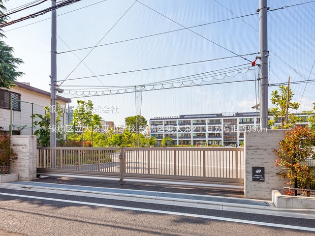 G00364940 東京都練馬区東大泉２丁目 新築一戸建て 6990万円 土地面積80.74m² (約24.42坪) 建物面積89.01m² (約26.92坪) 間取り３ＳＬＤＫ 築年月2024年11月(築１年以内)【周辺環境】練馬区立大泉東小学校