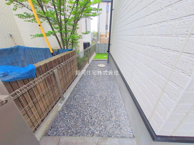 G00366252 埼玉県川口市大字安行小山 新築一戸建て 3490万円 土地面積100.09m² (約30.27坪) 建物面積89.01m² (約26.92坪) 間取り４ＬＤＫ 築年月2025年04月(築１年以内)【外観5】