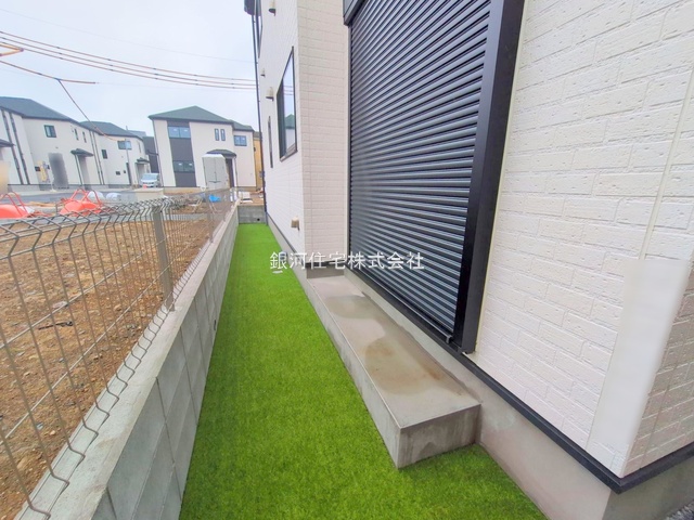G00366252 埼玉県川口市大字安行小山 新築一戸建て 3490万円 土地面積100.09m² (約30.27坪) 建物面積89.01m² (約26.92坪) 間取り４ＬＤＫ 築年月2025年04月(築１年以内)【外観6】