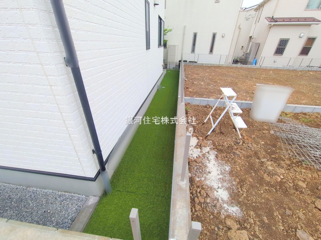 G00366252 埼玉県川口市大字安行小山 新築一戸建て 3490万円 土地面積100.09m² (約30.27坪) 建物面積89.01m² (約26.92坪) 間取り４ＬＤＫ 築年月2025年04月(築１年以内)【外観7】