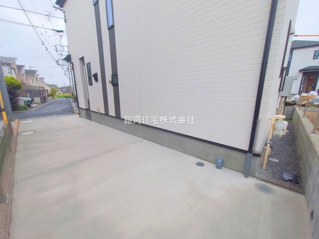 G00366252 埼玉県川口市大字安行小山 新築一戸建て 3490万円 土地面積100.09m² (約30.27坪) 建物面積89.01m² (約26.92坪) 間取り４ＬＤＫ 築年月2025年04月(築１年以内)【外観9】