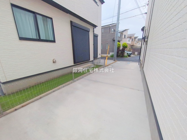G00366252 埼玉県川口市大字安行小山 新築一戸建て 3490万円 土地面積100.09m² (約30.27坪) 建物面積89.01m² (約26.92坪) 間取り４ＬＤＫ 築年月2025年04月(築１年以内)【外観10】