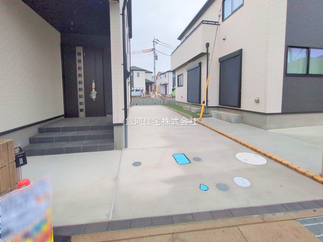 G00366252 埼玉県川口市大字安行小山 新築一戸建て 3490万円 土地面積100.09m² (約30.27坪) 建物面積89.01m² (約26.92坪) 間取り４ＬＤＫ 築年月2025年04月(築１年以内)【外観11】