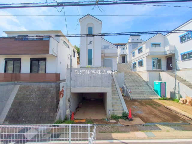 G00366505 神奈川県横浜市港南区東永谷３丁目 新築一戸建て 4080万円 土地面積109.07m² (約32.99坪) 建物面積122.62m² (約37.09坪) 間取り４ＬＤＫ 築年月2025年07月(築１年以内)【外観2】