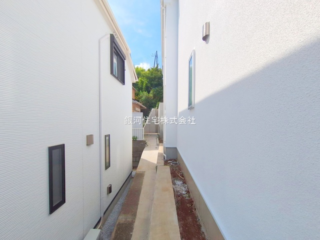 G00366505 神奈川県横浜市港南区東永谷３丁目 新築一戸建て 4080万円 土地面積109.07m² (約32.99坪) 建物面積122.62m² (約37.09坪) 間取り４ＬＤＫ 築年月2025年07月(築１年以内)【外観9】