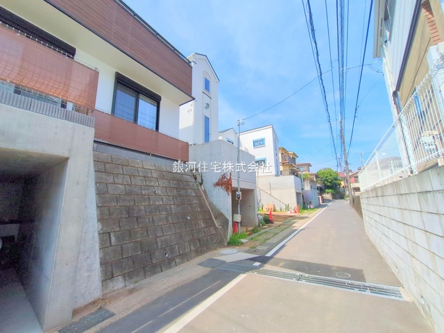 G00366505 神奈川県横浜市港南区東永谷３丁目 新築一戸建て 4080万円 土地面積109.07m² (約32.99坪) 建物面積122.62m² (約37.09坪) 間取り４ＬＤＫ 築年月2025年07月(築１年以内)【外観10】