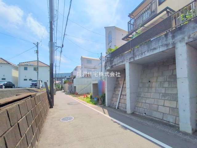 G00366505 神奈川県横浜市港南区東永谷３丁目 新築一戸建て 4080万円 土地面積109.07m² (約32.99坪) 建物面積122.62m² (約37.09坪) 間取り４ＬＤＫ 築年月2025年07月(築１年以内)【外観11】