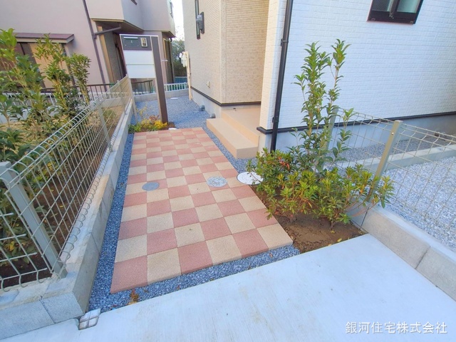 G00367809 東京都青梅市新町１丁目 新築一戸建て 3490万円 土地面積130.83m² (約39.57坪) 建物面積99.57m² (約30.11坪) 間取り３ＬＤＫ 築年月2025年01月(築１年以内)【外観9】
