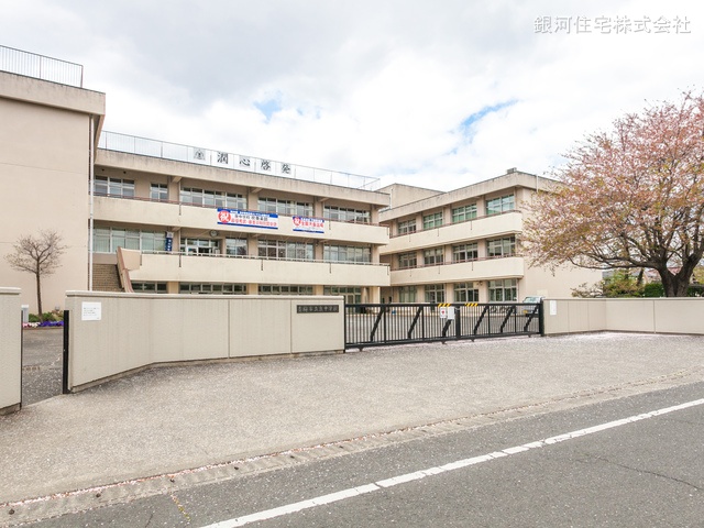 G00367809 東京都青梅市新町１丁目 新築一戸建て 3490万円 土地面積130.83m² (約39.57坪) 建物面積99.57m² (約30.11坪) 間取り３ＬＤＫ 築年月2025年01月(築１年以内)【周辺環境】青梅市立泉中学校