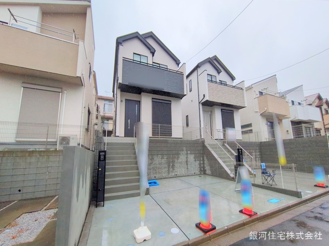 G00367890 神奈川県川崎市麻生区細山４丁目 新築一戸建て 5090万円 土地面積132.98m² (約40.22坪) 建物面積93.15m² (約28.17坪) 間取り４ＬＤＫ 築年月2025年01月(築１年以内)【外観2】