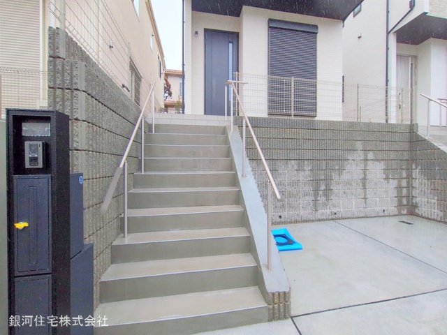 G00367890 神奈川県川崎市麻生区細山４丁目 新築一戸建て 5090万円 土地面積132.98m² (約40.22坪) 建物面積93.15m² (約28.17坪) 間取り４ＬＤＫ 築年月2025年01月(築１年以内)【外観18】