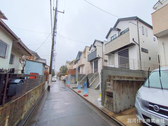 G00367891 神奈川県川崎市麻生区細山４丁目 新築一戸建て 5190万円 土地面積133.60m² (約40.41坪) 建物面積93.15m² (約28.17坪) 間取り４ＬＤＫ 築年月2025年01月(築１年以内)【外観3】
