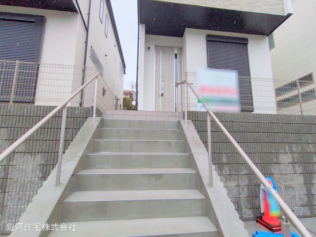 G00367891 神奈川県川崎市麻生区細山４丁目 新築一戸建て 5190万円 土地面積133.60m² (約40.41坪) 建物面積93.15m² (約28.17坪) 間取り４ＬＤＫ 築年月2025年01月(築１年以内)【外観4】
